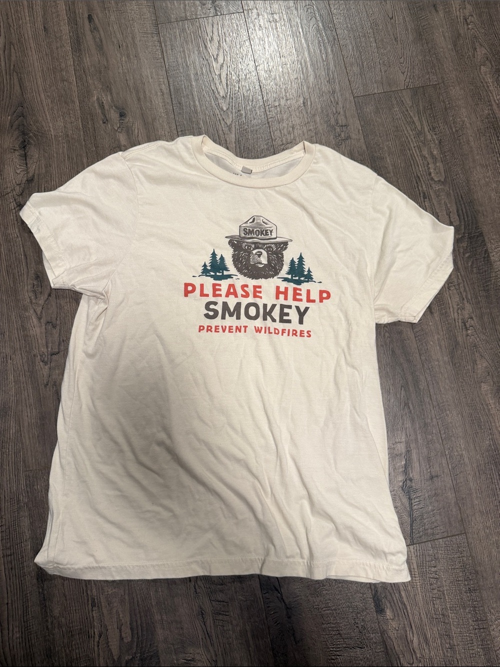 Please Help Smokey White Graphic Tee - Prevent Wildfires